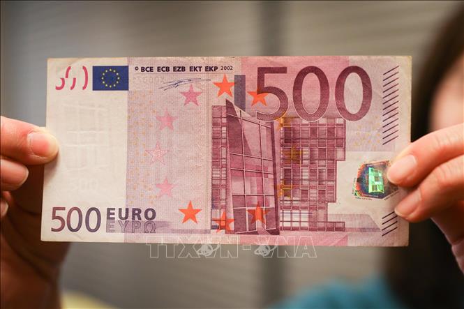 Khu vực sử dụng đồng euro (Eurozone) đang tiến tới ngừng in các đồng tiền mệnh giá 500 euro (trong ảnh). Ngân hàng Trung ương châu Âu (ECB) cho biết đến ngày 27/1/2019, tổng cộng 17 trong số 19 ngân hàng Trung ương thuộc Eurozone sẽ không còn tiếp tục phát hành đồng 500 euro. Theo ECB, Áo và Đức tiếp tục in đồng tiền này đến ngày 26/4 tới “nhằm đảm bảo thời kỳ chuyển tiếp êm thấm và vì các lý do liên quan đến dịch vụ hậu cần”. Ảnh: THX/ TTXVN