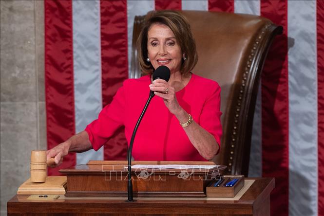 Ngày 3/1/2019, nghị sĩ đảng Dân chủ Nancy Pelosi đã được bổ nhiệm làm tân Chủ tịch Hạ viện Mỹ trong bối cảnh đảng Dân chủ kiểm soát đa số ở Hạ viện, sau chiến thắng tại cuộc bầu cử Quốc hội giữa kỳ hôm 6/11/2018. Trong ảnh: Tân Chủ tịch Hạ viện Mỹ Nancy Pelosi chủ trì phiên họp đầu tiên của Quốc hội nhiệm kỳ thứ 116 tại Washington, DC, ngày 3/1/2019. Ảnh: AFP/TTXVN