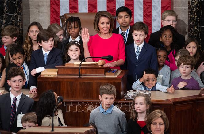 Ngày 3/1/2019, nghị sĩ đảng Dân chủ Nancy Pelosi đã được bổ nhiệm làm tân Chủ tịch Hạ viện Mỹ trong bối cảnh đảng Dân chủ kiểm soát đa số ở Hạ viện, sau chiến thắng tại cuộc bầu cử Quốc hội giữa kỳ hôm 6/11/2018. Trong ảnh: Tân Chủ tịch Hạ viện Mỹ Nancy Pelosi (giữa) tuyên thệ nhậm chức sau phiên họp đầu tiên của Quốc hội nhiệm kỳ thứ 116 tại Washington, DC, ngày 3/1/2019. Ảnh: AFP/TTXVN