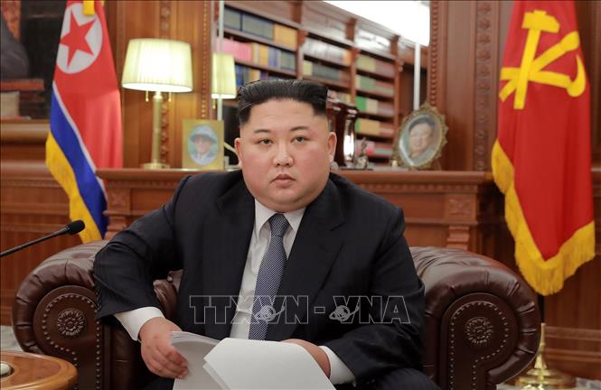 Ngày 1/1/2019, trong thông điệp Năm mới 2019 được phát trên Đài truyền hình nhà nước, nhà lãnh đạo Triều Tiên Kim Jong-un (trong ảnh) tái khẳng định cam kết phi hạt nhân hóa và nhấn mạnh sẵn sàng tiến hành cuộc gặp thượng đỉnh tiếp theo với Tổng thống Mỹ Donald Trump bất cứ lúc nào. Ảnh: AFP/ TTXVN