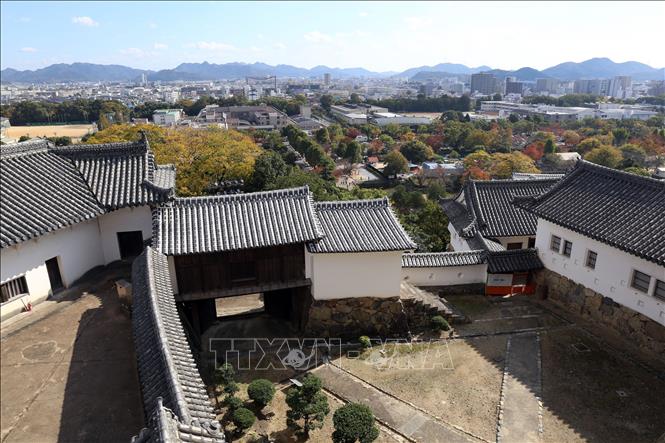 Trong ảnh: Thành Himeji có một tòa thành chính và 27 tháp nhỏ xung quanh được kết nối với tháp chính bằng 15 cửa ra vào cùng với hệ thống tường đá dài 1000 mét. Ảnh: Huy Hùng - TTXVN