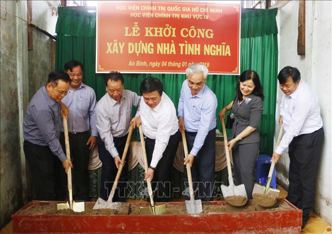 Trong ảnh: Đồng chí Nguyễn Xuân Thắng cùng các đại biểu thực hiện nghi thức khởi công xây dựng nhà tình nghĩa. Ảnh: Thanh Liêm - TTXVN