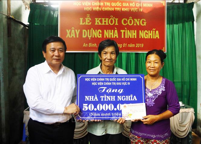 Trong ảnh: Đồng chí Nguyễn Xuân Thắng trao bảng tượng trưng số tiền 50 triệu đồng của Học viện Chính trị khu vực IV tặng cho gia đình ông Trần Hữu Cường. Ảnh: Thanh Liêm - TTXVN