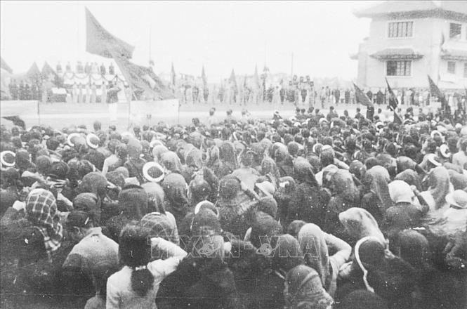 Trong ảnh: Ngày 12/1/1946, hàng vạn nhân dân Thủ đô tham dự lễ mít tinh tại Khu học xá Trung ương (nay là Đại học Bách khoa Hà Nội), chào mừng Chủ tịch Hồ Chí Minh và các đại biểu vừa trúng cử vào Quốc hội khoá I. Ảnh: Tư liệu TTXVN