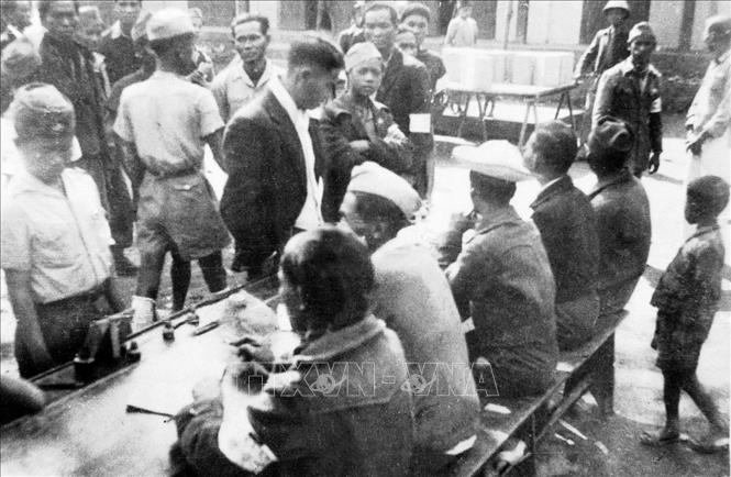 Trong ảnh: Khu vực bỏ phiếu trong ngày Tổng tuyển cử 6/1/1946. Ảnh: Tư liệu TTXVN