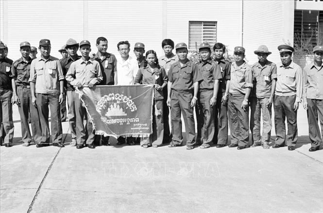 Trong ảnh: Ngày 1/5/1983, tại thủ đô Phnom Penh, Hội đồng nhà nước, Quốc hội, Bộ Quốc phòng Campuchia tổ chức trọng thể lễ trao tặng Huân chương Angkor Wat cho Binh đoàn Cửu Long. Ảnh: TTXVN
