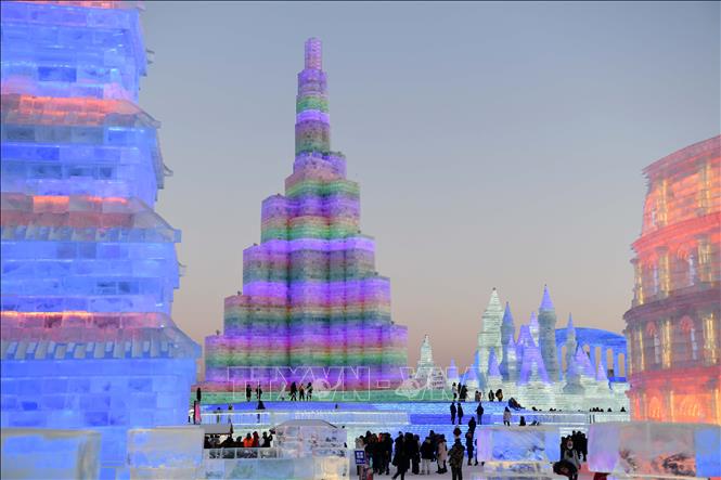 Trong ảnh: Du khách ngắm các tác phẩm điêu khắc băng trưng bày tại Lễ hội băng đăng quốc tế  ở Cáp Nhĩ Tân, Trung Quốc. Ảnh: THX/TTXVN