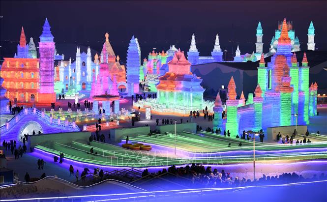 Trong ảnh: Du khách ngắm các tác phẩm điêu khắc băng trưng bày tại Lễ hội băng đăng quốc tế  ở Cáp Nhĩ Tân, Trung Quốc. Ảnh: THX/TTXVN