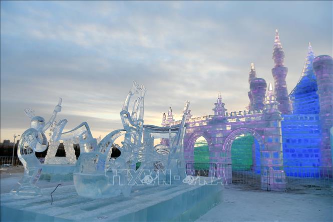 Trong ảnh: Các tác phẩm nghệ thuật điêu khắc trên băng trưng bày tại Lễ hội băng đăng quốc tế ở 