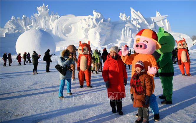 Trong ảnh: Du khách ngắm các tác phẩm điêu khắc băng trưng bày Lễ hội băng đăng quốc tế ở 