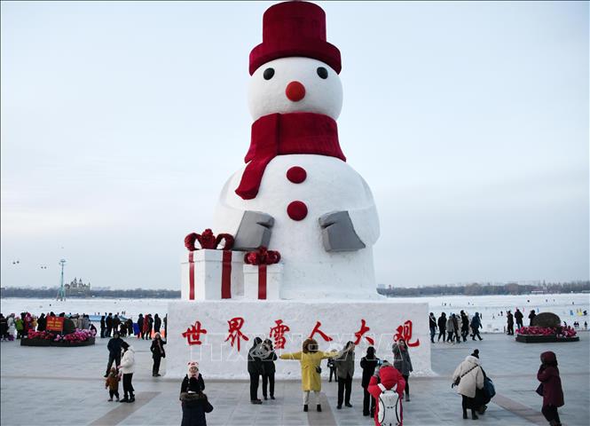 Trong ảnh:  Tượng người tuyết  điêu khắc trên băng khổng lồ trưng bày  tại Lễ hội băng đăng quốc tế ở 