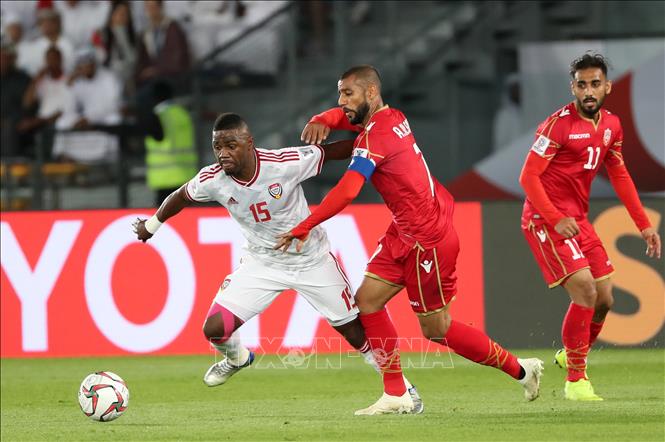 Trong ảnh: Pha tranh bóng giữa các cầu thủ hai đội UAE và Bahrain trong trận đấu khai mạc ASIAN Cup 2019 ở Abu Dhabi, UAE, ngày 5/1. Ảnh:THX/TTXVN