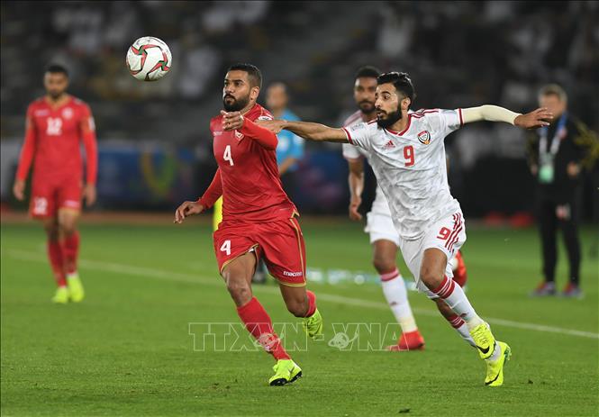 Trong ảnh: Pha tranh bóng giữa các cầu thủ hai đội UAE và Bahrain trong trận đấu khai mạc ASIAN Cup 2019 ở Abu Dhabi, UAE, ngày 5/1. Ảnh:THX/TTXVN