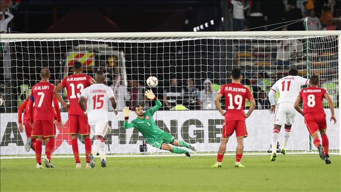 Trong ảnh: Cầu thủ Ahmed Khalil Aljunaibi (thứ 2 phải) đội UAE sút bóng vào lưới đội Bahrain trong trận đấu tại ASIAN Cup 2019 ở Abu Dhabi ngày 5/1. Ảnh: THX/TTXVN