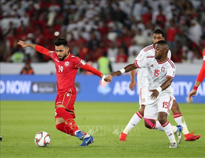 Trong ảnh: Pha tranh bóng giữa các cầu thủ  đội UAE và đội Bahrain trong trận đấu tại ASIAN Cup 2019 ở Abu Dhabi ngày 5/1. Ảnh: THX/TTXVN