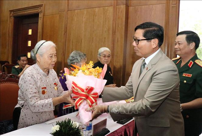 Trong ảnh: Ông Im Hen, Tổng lãnh sự Vương quốc Campuchia tại Thành phố Hồ Chí Minh tặng hoa cho các Mẹ Việt Nam Anh hùng. Ảnh: Xuân Khu-TTXVN
