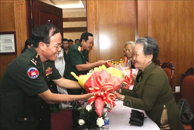 Trong ảnh: Trung tướng Sun Sumon, Phó Tư lệnh Quân khu 2, Quân đội Hoàng gia Campuchia tặng hoa cho Mẹ Việt Nam Anh hùng Lê Thị Tuyết Mai. Ảnh: Xuân Khu-TTXVN