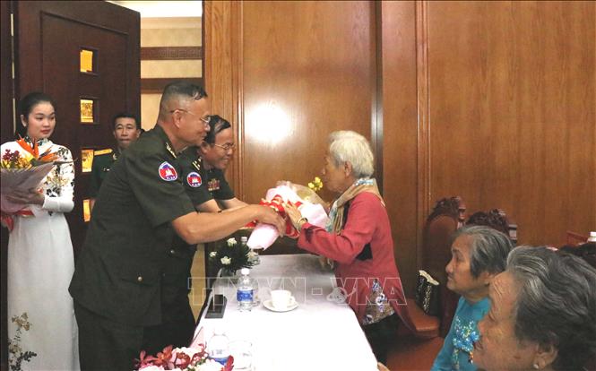 Trong ảnh: Trung tướng Eng Huong, Phó Tư lệnh Quân khu 4, Quân đội Hoàng gia Campuchia tặng hoa cho Mẹ Việt Nam Anh hùng Trần Thị Kháng. Ảnh: Xuân Khu-TTXVN