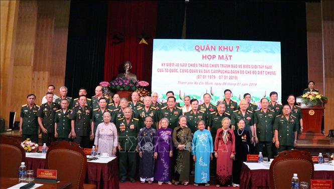 Trong ảnh: Đại diện các Mẹ Việt Nam Anh hùng, các Anh hùng lực lượng vũ trang nhân dân và các cựu chuyên gia, quân tình nguyện Việt Nam tại Campuchia chụp ảnh cùng các tướng lĩnh nguyên lãnh đạo Bộ Quốc phòng, lãnh đạo, nguyên lãnh đạo Quân khu 7. Ảnh: Xuân Khu