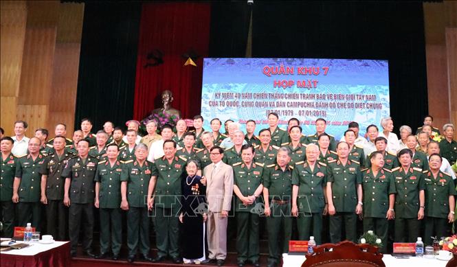 Trong ảnh: Các đại biểu tham dự chụp ảnh lưu niệm cùng các tướng lĩnh nguyên lãnh đạo Bộ Quốc phòng, lãnh đạo, nguyên lãnh đạo Quân khu 7 và các đại biểu Campuchia. Ảnh: Xuân Khu-TTXVN