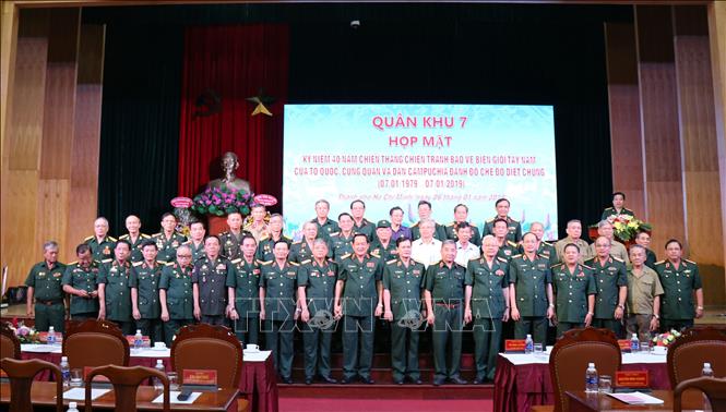 Trong ảnh: Các đại biểu tham dự chụp ảnh lưu niệm cùng các tướng lĩnh nguyên lãnh đạo Bộ Quốc phòng, lãnh đạo, nguyên lãnh đạo Quân khu 7. Ảnh: Xuân Khu-TTXVN
