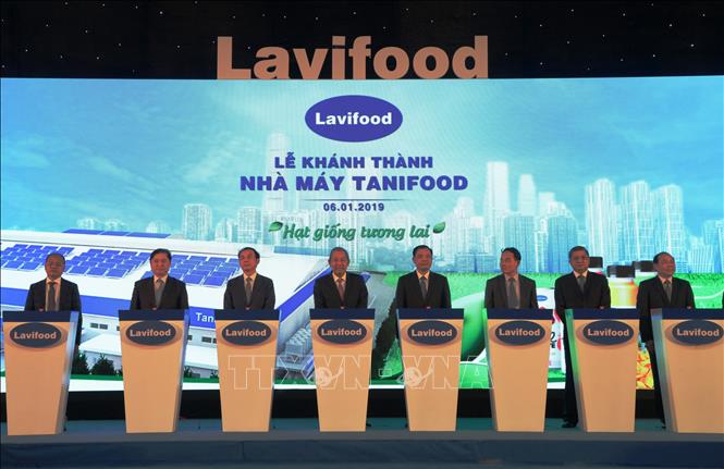 Trong ảnh: Các đại biểu ấn nút khánh thành nhà máy. Ảnh: Thanh Tân - TTXVN