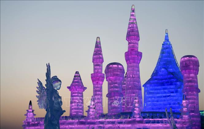 Trong ảnh: Các tác phẩm điêu khắc trên băng trưng bày tại lễ hội băng đăng quốc tế ở 