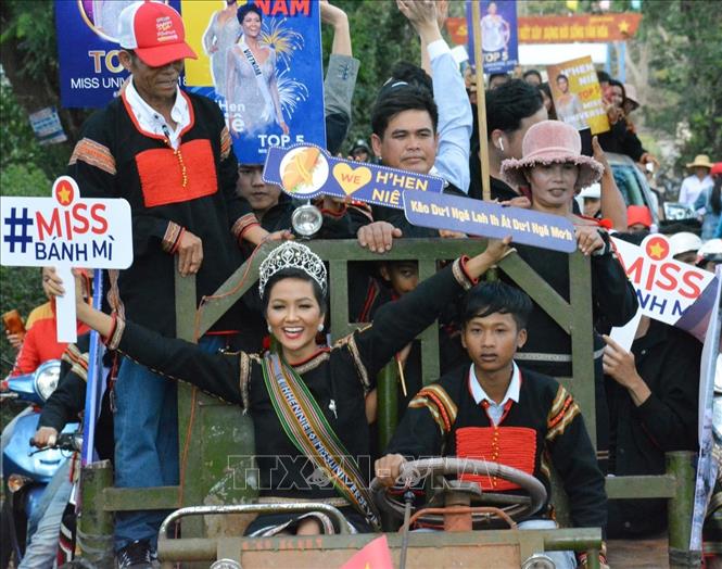 Trong ảnh: Hoa hậu Hoàn vũ Việt Nam H’Hen Niê về thăm quê nhà trong sự chào đón của người dân địa phương. Ảnh: Tuấn Anh – TTXVN