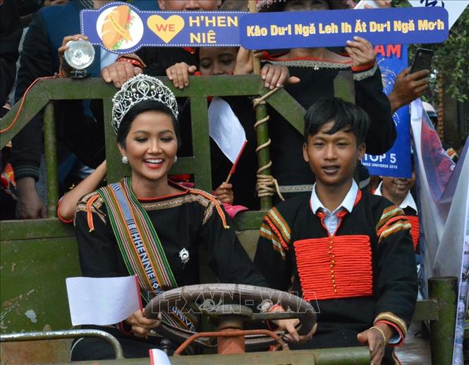 Trong ảnh: Hoa hậu Hoàn vũ Việt Nam H’Hen Niê về thăm quê nhà trong sự chào đón của đông đảo người dân địa phương. Ảnh: Tuấn Anh – TTXVN