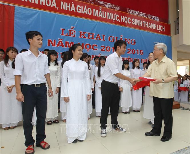 Trong ảnh: Tổng Bí thư Nguyễn Phú Trọng tặng quà cho học sinh Trường THPT Nguyễn Gia Thiều thi đỗ Đại học năm 2014 đạt loại xuất sắc. Ảnh: Trí Dũng – TTXVN