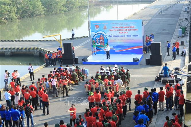 Trong ảnh: Lễ tiễn đoàn hành trình “Tuổi trẻ vì biển đảo quê hương” ngày 25/4/2016, tại thành phố Hồ Chí Minh. Ảnh:                                                                     Phạm Kiên – TTXVN