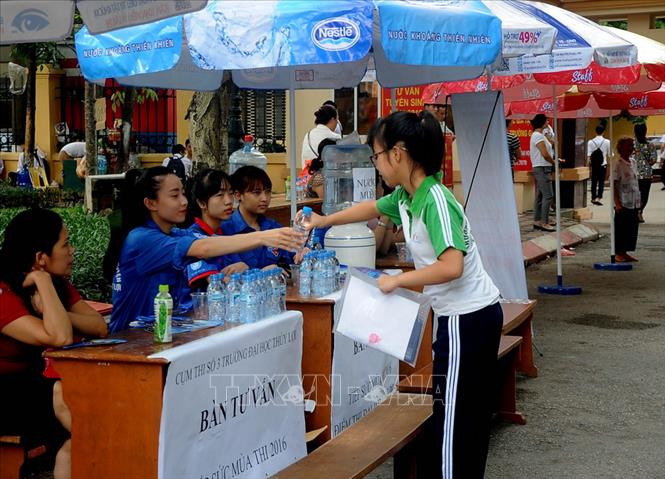 Trong ảnh: Thanh niên tình nguyện cung cấp nước uống miễn phí cho các thí sinh dự kỳ thi tuyển sinh Đại học, cao đẳng và người thân, tại Hội đồng thi trường Đại học Công đoàn (Hà Nội). Ảnh: Quang Quyết-TTXVN