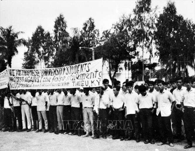 Trong ảnh: Sinh viên, học sinh Huế biểu tình, đả đảo đế quốc Mỹ và bè lũ tay sai bán nước Thiệu-Kỳ đàn áp dã man cuộc đấu tranh của đồng bào Đà Nẵng, đòi Mỹ cút về nước và lật đổ chế độ ngụy quyền Thiệu-Kỳ (Tháng 4/1966). Ảnh: TTXVN