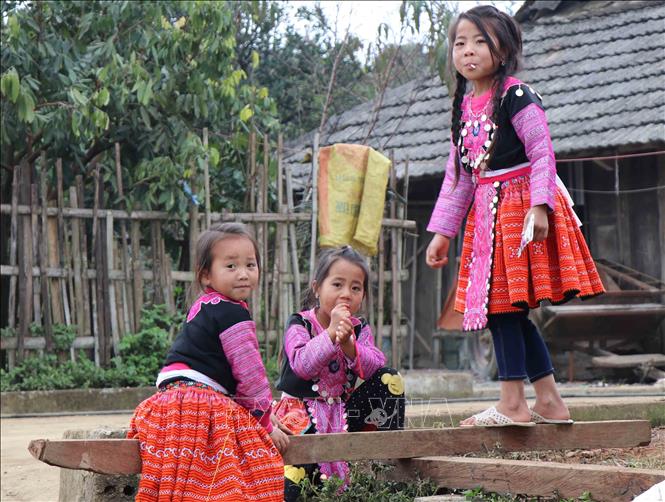 Trong ảnh: Trẻ em dân tộc Mông ở thị trấn Nông trường Mộc Châu, huyện Mộc Châu, tỉnh Sơn La, chơi trò bập bênh. Ảnh: Nguyễn Cường - TTXVN.