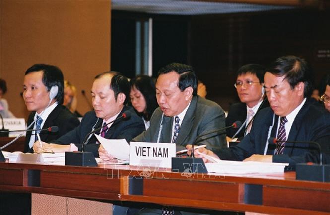 Trong ảnh: Ngày 26/10/2006, tại Geneva (Thụy Sỹ) diễn ra phiên đàm phán đa phương lần cuối cùng để thông qua toàn bộ hồ sơ gia nhập WTO của Việt Nam. Đoàn đàm phán của Việt Nam do Thứ trưởng Bộ Thương mại Lương Văn Tự (thứ hai từ phải sang) dẫn đầu. Ảnh: TTXVN phát