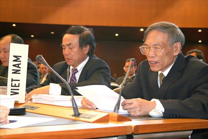 Trong ảnh: Bộ trưởng Thương mại Trương Đình Tuyển dẫn đầu Phái đoàn Việt Nam tham dự phiên họp thứ 14 - phiên cuối cùng của cuộc đàm phán đa phương về việc Việt Nam gia nhập Tổ chức Thương mại Thế giới (WTO), ngày 26/10/2006, tại Geneva (Thụy Sỹ). Ảnh: TTXVN phát