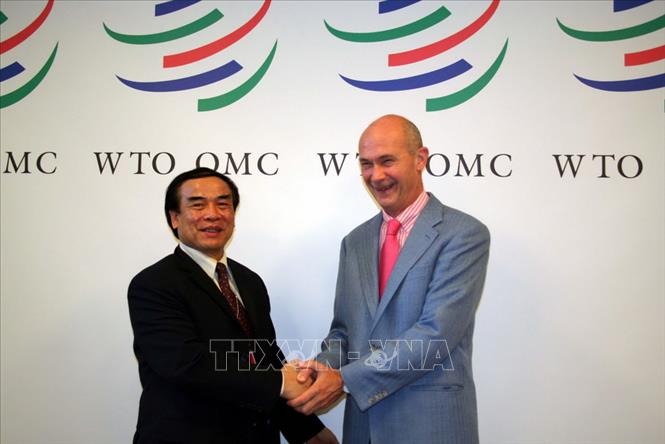 Trong ảnh: Tổng Giám đốc WTO Pascal Lamy chúc mừng Đại sứ Việt Nam tại WTO Ngô Quang Xuân nhân dịp Việt Nam chính thức trở thành thành viên thứ 150 của WTO, sáng 11/1/2007, tại trụ sở WTO ở Geneva (Thụy Sĩ). Ảnh: Lan Hương - TTXVN