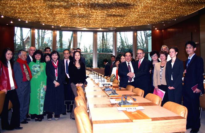 Trong ảnh: Quan chức WTO đón tiếp các cán bộ chủ chốt của Phái đoàn Ngoại giao Việt Nam và chúc mừng Việt Nam chính thức trở thành thành viên đầy đủ thứ 150 của Tổ chức Thương mại Thế giới (WTO), ngày 11/1/2007, tại trụ sở Tổ chức Thương mại Thế giới (WTO) ở Geneva (Thuỵ Sĩ). Ảnh: Lan Hương - TTXVN