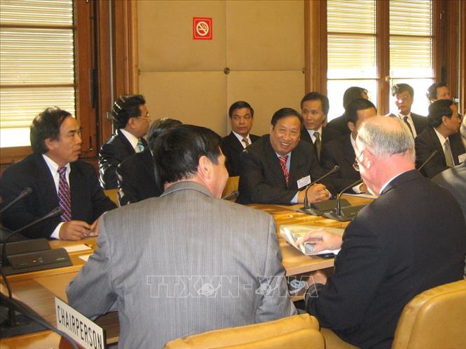 Trong ảnh: Phó Thủ tướng Phạm Gia Khiêm tại buổi gặp gỡ với Trưởng ban công tác về việc Việt Nam gia nhập WTO, ngày 7/11/2006 tại trụ sở WTO ở Geneva (Thụy Sĩ). Ảnh: Lan Hương - TTXVN
