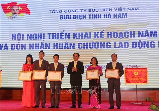 Trong ảnh: Ông Phạm Anh Tuấn, Chủ tịch Hội đồng thành viên Tổng Công ty Bưu điện Việt Nam trao Giấy khen của Tổng Công ty Bưu điện Việt Nam cho các tập thể, cá nhân có thành tích xuất sắc năm 2018. Ảnh: Nguyễn Chinh – TTXVN