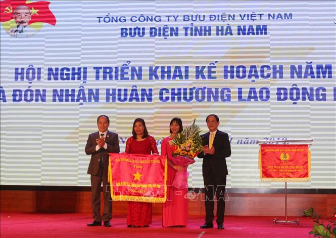 Trong ảnh: Bưu điện huyện Kim Bảng được nhận Cờ thi đua xuất sắc của Bộ Thông tin và Truyền thông. Ảnh: Nguyễn Chinh – TTXVN