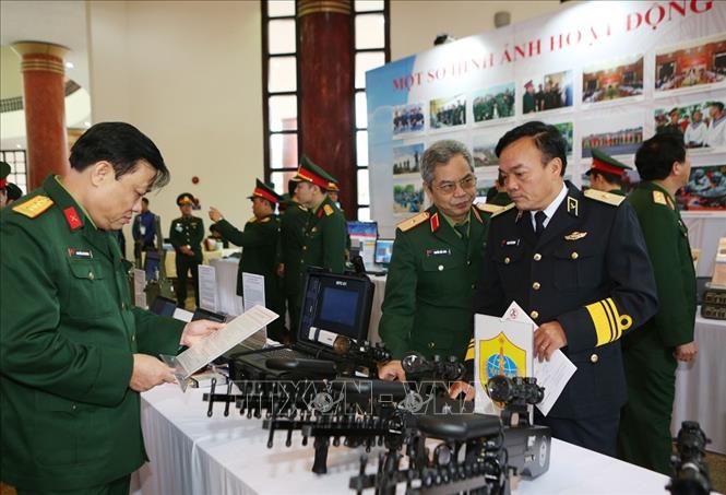 Trong ảnh: Các đại biểu tham quan gian trưng bày sản phẩm, thiết bị ngành Quốc phòng. Ảnh: Dương Giang - TTXVN