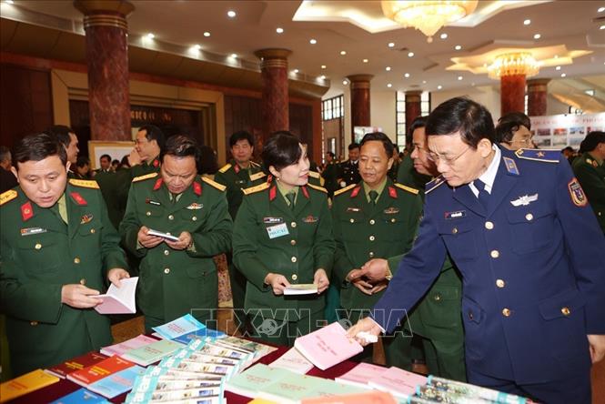 Trong ảnh: Các đại biểu tham quan gian trưng bày ấn phẩm của ngành Quốc phòng. Ảnh: Dương Giang - TTXVN