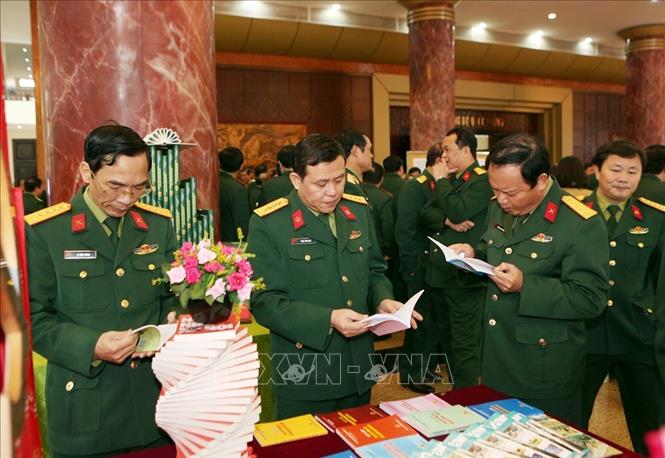 Trong ảnh: Đại biểu tham quan gian trưng bày các ấn phẩm của ngành Quốc phòng. Ảnh: Dương Giang - TTXVN