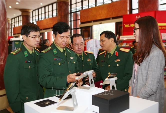 Trong ảnh: Đại biểu tham quan gian trưng bày sản phẩm, thiết bị ngành Quốc phòng. Ảnh: Dương Giang - TTXVN