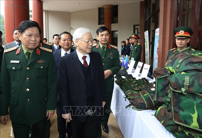Trong ảnh: Tổng Bí thư, Chủ tịch nước Nguyễn Phú Trọng, Bí thư Quân ủy Trung ương tham quan các gian trưng bày, giới thiệu quân tư trang của ngành Quốc phòng. Ảnh: Trí Dũng – TTXVN