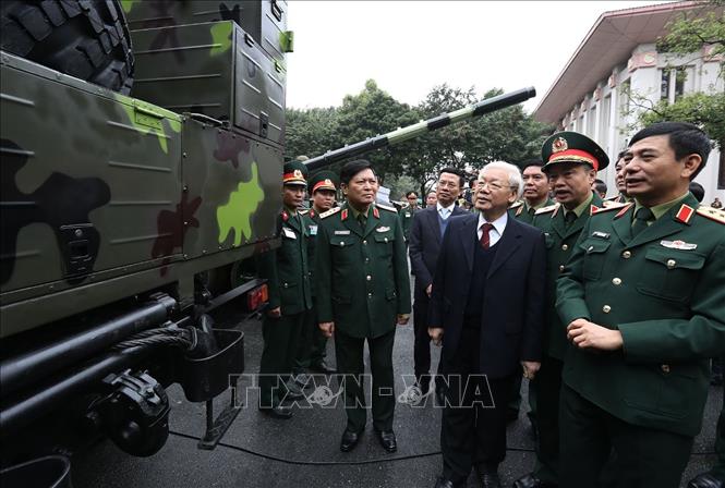 Trong ảnh: Tổng Bí thư, Chủ tịch nước Nguyễn Phú Trọng, Bí thư Quân ủy Trung ương xem trưng bày, giới thiệu các khí tài quân sự của ngành Quốc phòng. Ảnh: Trí Dũng – TTXVN