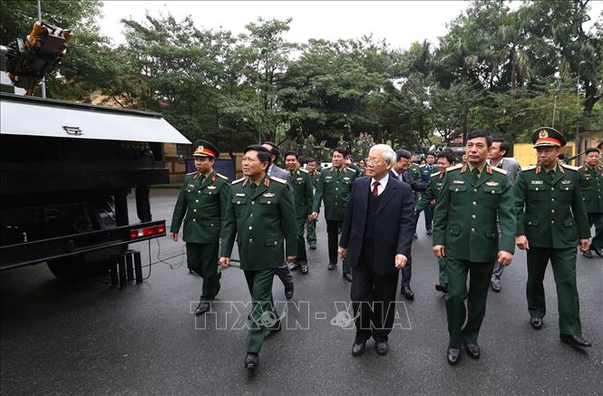 Trong ảnh: Tổng Bí thư, Chủ tịch nước Nguyễn Phú Trọng, Bí thư Quân ủy Trung ương xem trưng bày, giới thiệu các khí tài quân sự của ngành Quốc phòng. Ảnh: Trí Dũng – TTXVN
