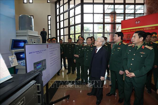 Trong ảnh: Tổng Bí thư, Chủ tịch nước Nguyễn Phú Trọng, Bí thư Quân ủy Trung ương đi tham quan khu vực trưng bày, giới thiệu các khí tài quân sự của ngành Quốc phòng. Ảnh: Trí Dũng – TTXVN