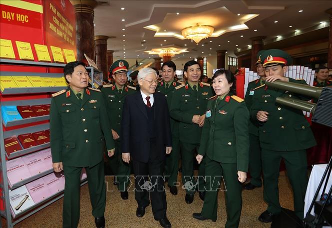 Trong ảnh: Tổng Bí thư, Chủ tịch nước Nguyễn Phú Trọng, Bí thư Quân ủy Trung ương đi tham quan khu vực trưng bày, giới thiệu các khí tài quân sự của ngành Quốc phòng. Ảnh: Trí Dũng – TTXVN